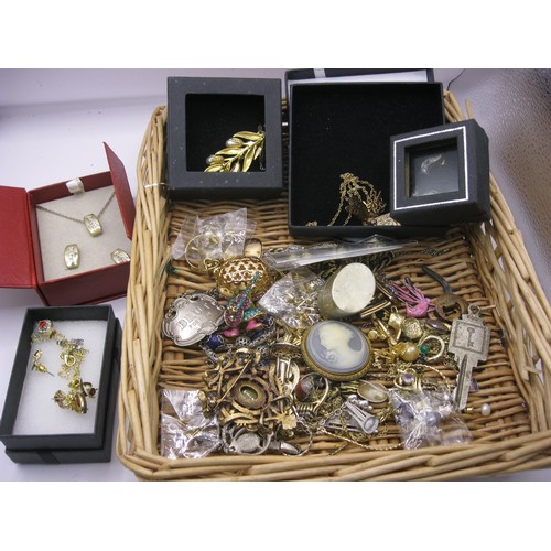 40 - A small wicker tub, containing a selection of quality costume jewellery including some low grade sil... 