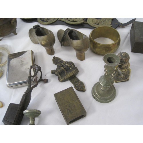 290 - An assortment of brass- and metal-ware including candle trimmers, horse brasses, cigarette boxes and... 