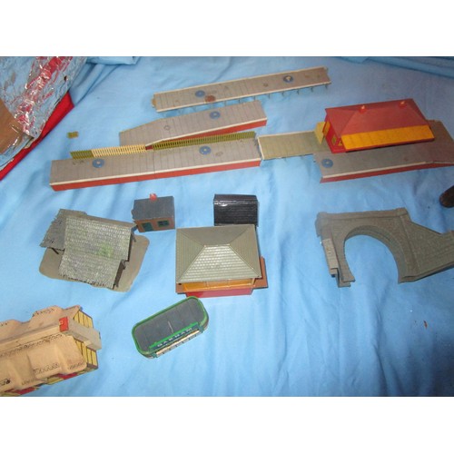 375 - Box of assorted Platforms and assorted platforms and lineside buildings as per pictures