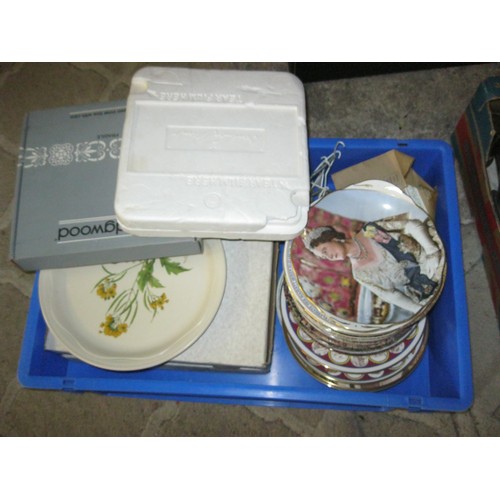 386 - A tray of collector's plates, several boxed