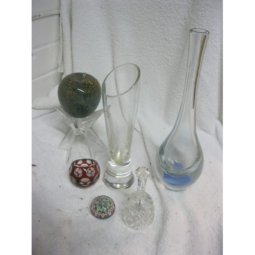 412 - A small mixed lot of glassware including a Dartington and a Medina vase, Nachtmann star candleholder... 