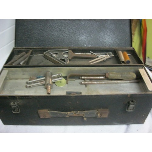 387 - A heavy steel engineer's toolbox with inset trays, including contents