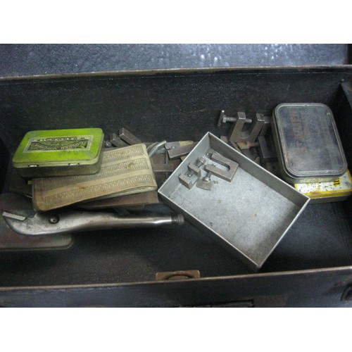 387 - A heavy steel engineer's toolbox with inset trays, including contents