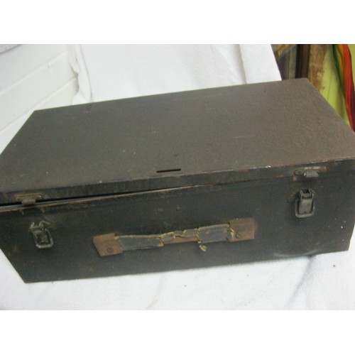 387 - A heavy steel engineer's toolbox with inset trays, including contents