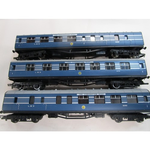 226 - A rake of Three Hornby Coronation Scot coaches two with metal wheels one with plastic wheels.
The co... 