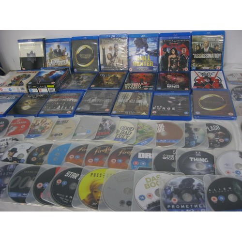 61 - A large assortment of Blue Ray discs, cased, in good order, includes Spiderman boxed sets, plus an a... 