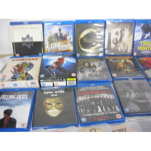 61 - A large assortment of Blue Ray discs, cased, in good order, includes Spiderman boxed sets, plus an a... 