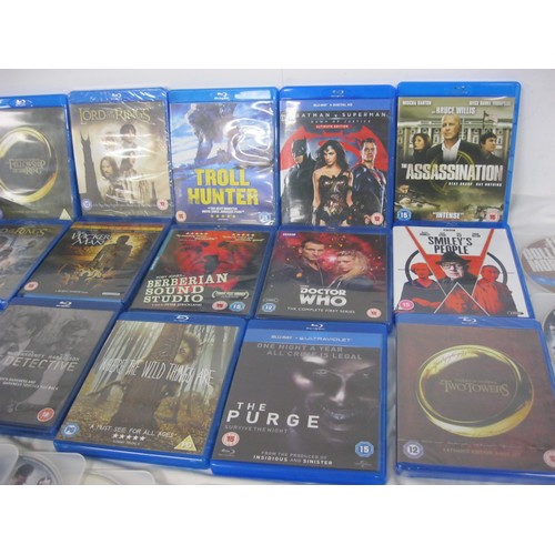 61 - A large assortment of Blue Ray discs, cased, in good order, includes Spiderman boxed sets, plus an a... 