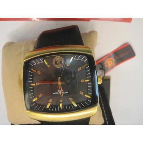 83 - A Manchester United quartz watch in partial leather box (lid missing), with tags and unworn, require... 