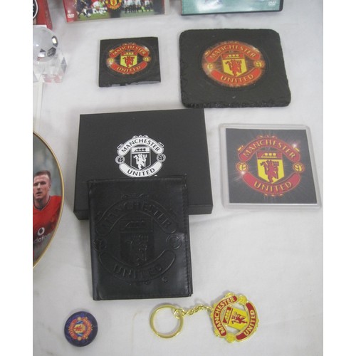 82 - A selection of Manchester United memorabilia including a boxed wallet, key ring, Swarovski-style gla... 