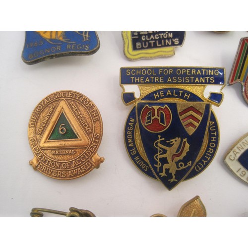 205 - Selection of vintage Badges including Butlins