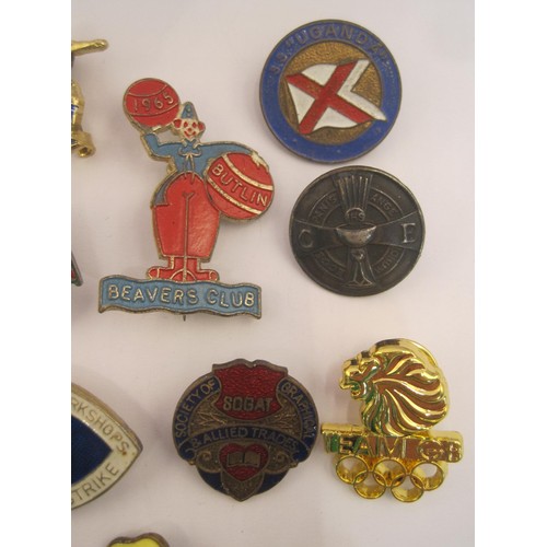 205 - Selection of vintage Badges including Butlins