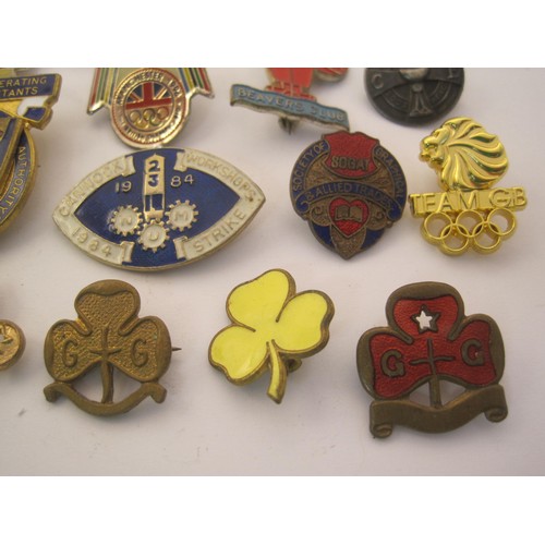 205 - Selection of vintage Badges including Butlins