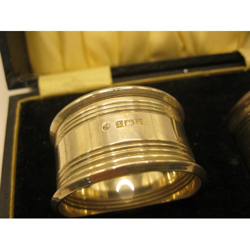 90 - A cased pair of silver napkin rings, approx weight 38g, hallmarked for Birmingham 1965