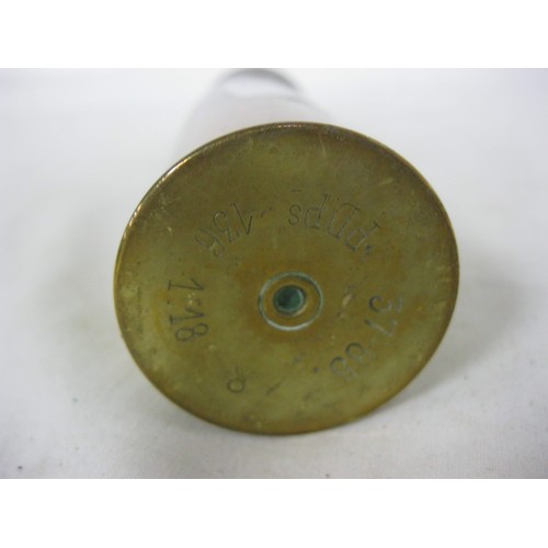 43 - 498 A complete inert WW1 artillery shell and brass casing. Stamped to the base 37-85 PDPs 136. 1.18 ... 