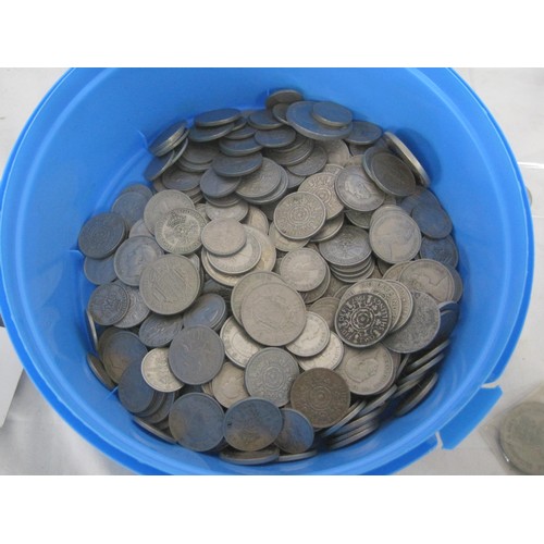 114 - An assortment of British coins, mainly George VI and QEII, half crowns, two shillings, etc, includin... 