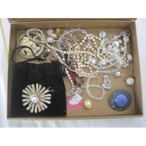 118 - Assorted costume jewellery and watches, including a Ruskin style ceramic and pewter brooch, necklace... 