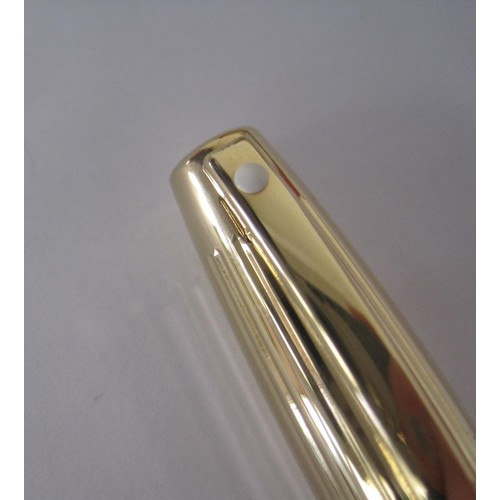 123 - A Sheaffer white dot gold-plated fountain pen with nib stamped 585 14K, ribbed barrel and lid, in pr... 