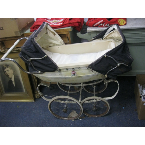 139 - A vintage Silver Cross double doll's pram