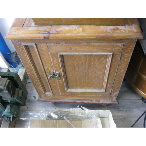 199 - An antique floor-standing meat safe in pine, with original liner, in good order throughout.