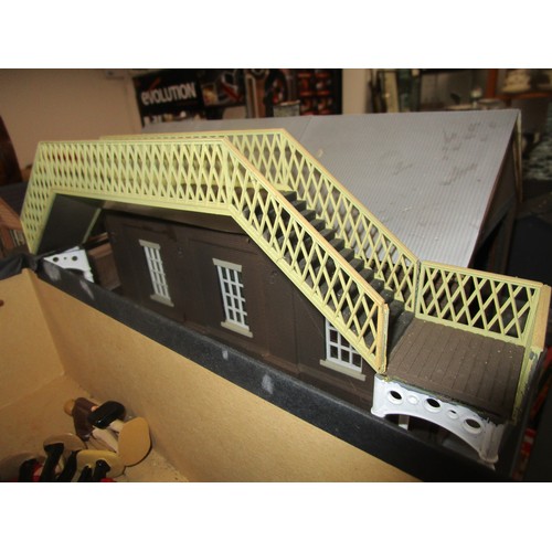 23 - O gauge lineside building to include a loose replica of Reading Terminal building , a Resin Water to... 