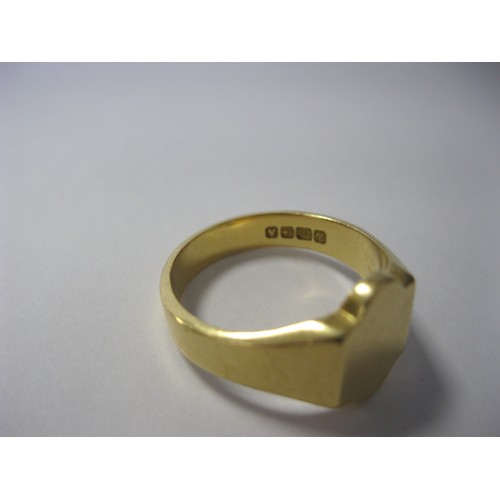 1 - An 18 carat gold gentleman's ring, size V/W, approx weight 10.75g