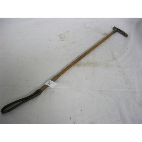 10 - A vintage riding crop in good order with white metal collar and horn handle