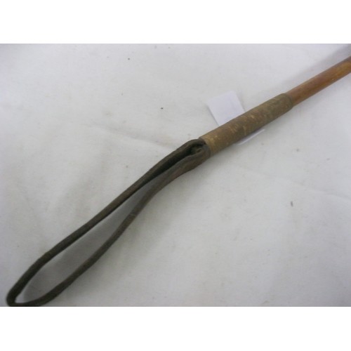 10 - A vintage riding crop in good order with white metal collar and horn handle