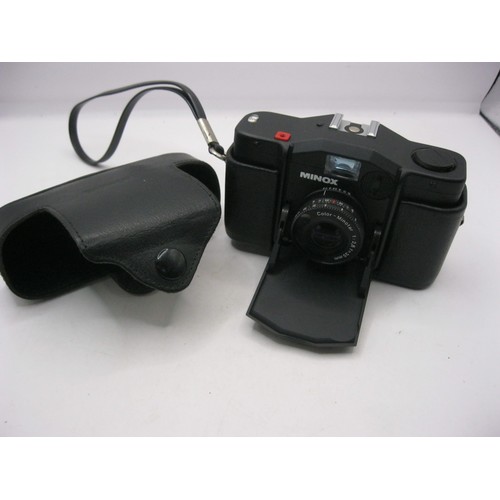 204 - A Minox 35 EL super compact 35mm camera in case, with Minox flash unit, also cased, good cosmetic co... 