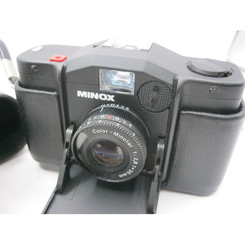 204 - A Minox 35 EL super compact 35mm camera in case, with Minox flash unit, also cased, good cosmetic co... 