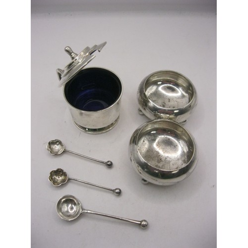 4 - A sterling silver condiment set with spoons, including glass liner for mustard, silver weight (witho... 