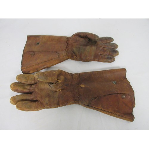 18 - A pair of WW2 RAF 24 Volt Type H Leather Gloves/Gauntlets in good overall condition, internally mark... 