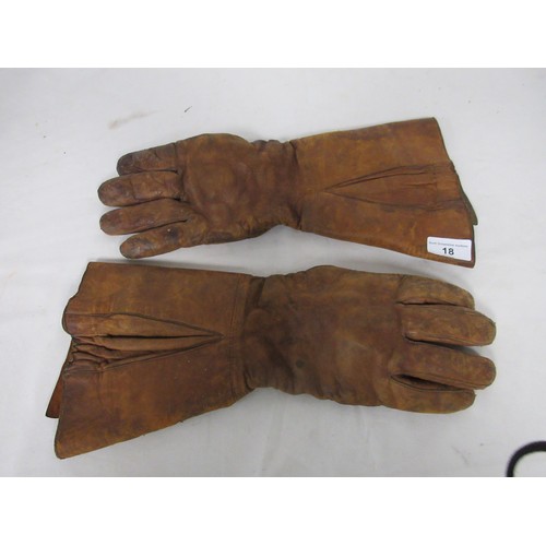 18 - A pair of WW2 RAF 24 Volt Type H Leather Gloves/Gauntlets in good overall condition, internally mark... 