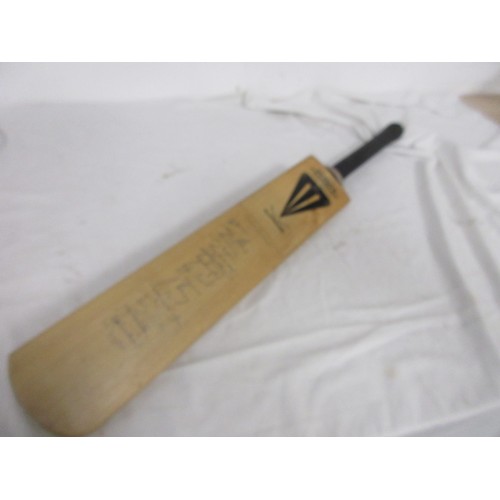 15 - A Duncan Fearnley Supreme cricket bat signed by the Gloucestershire, Derbyshire and Nottinghamshire ... 