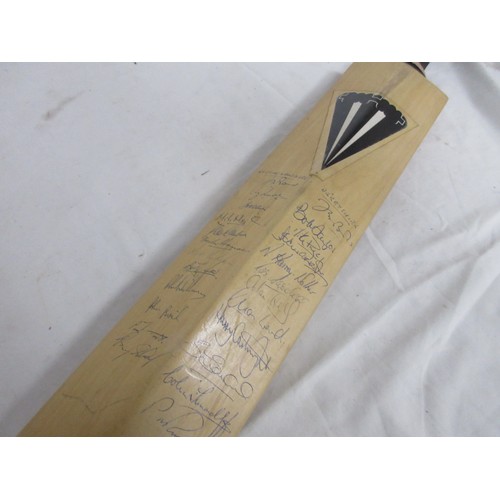 15 - A Duncan Fearnley Supreme cricket bat signed by the Gloucestershire, Derbyshire and Nottinghamshire ... 