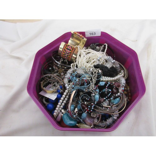 163 - An assortment of costume jewellery, necklaces, rings, etc, contained a plastic tub