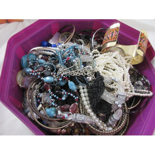 163 - An assortment of costume jewellery, necklaces, rings, etc, contained a plastic tub