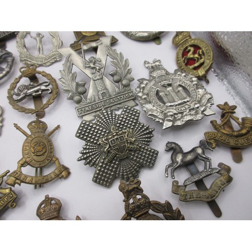 1 - A good selection of mainly WW1 military cap badges including Artists' Rifles, Motor Machine Gun Corp... 