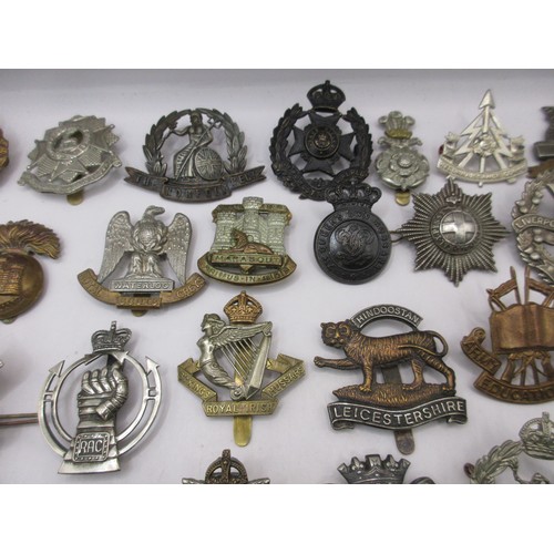 1 - A good selection of mainly WW1 military cap badges including Artists' Rifles, Motor Machine Gun Corp... 