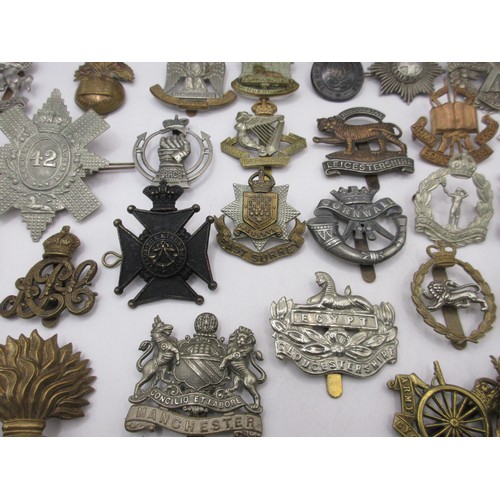 1 - A good selection of mainly WW1 military cap badges including Artists' Rifles, Motor Machine Gun Corp... 