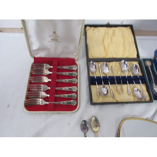 147 - A set of silver plate apostle spoons by James Dixon & Sons, cased, with tongs, a cased set of Viners... 