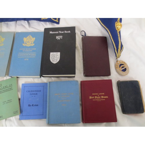 39 - Freemasonry - a masonic apron for Surrey, and various masonic books, The Oxford Ritual of Craft Free... 