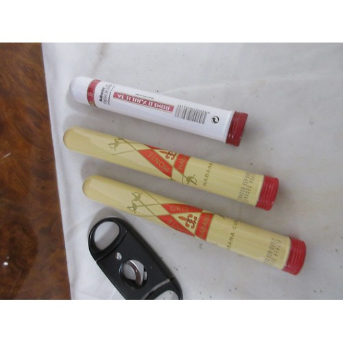 218 - An imposing Cigar Humidor by Hillwood in good order (mark to veneer to lower front right) with 3 Cub... 