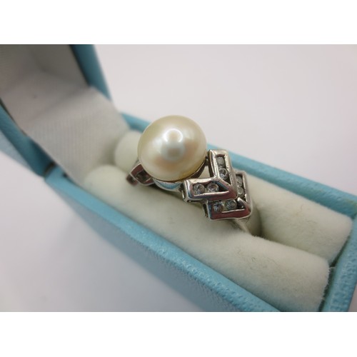 181 - A sterling silver ring set with a pearl