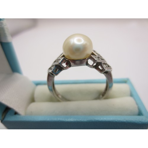 181 - A sterling silver ring set with a pearl