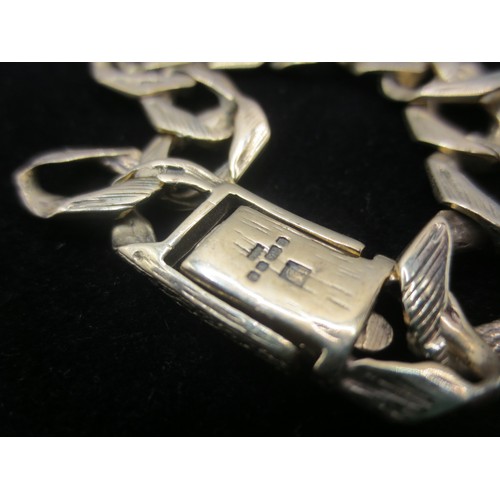 200 - A 9 carat gold curb bracelet, hallmarked, approx weight 17.3g