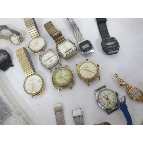 209 - A mixed assortment of mainly manual watches, some running examples including a Kienzle 19 jewel auto... 