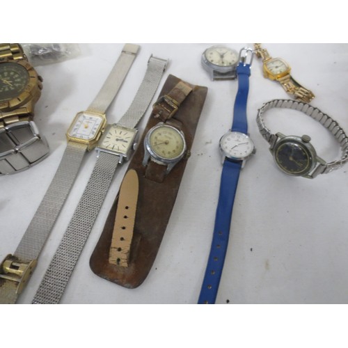209 - A mixed assortment of mainly manual watches, some running examples including a Kienzle 19 jewel auto... 