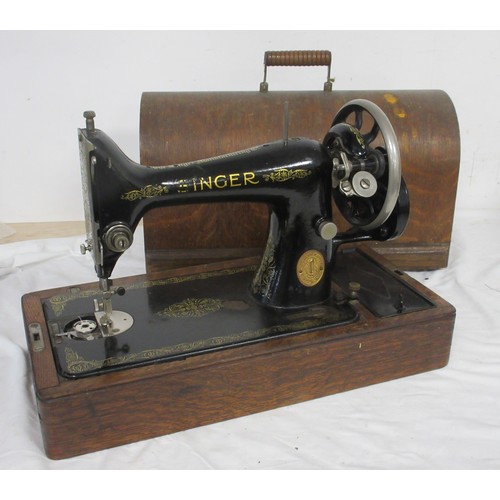 57 - A Singer manual sewing machine Y5127485, in wooden case