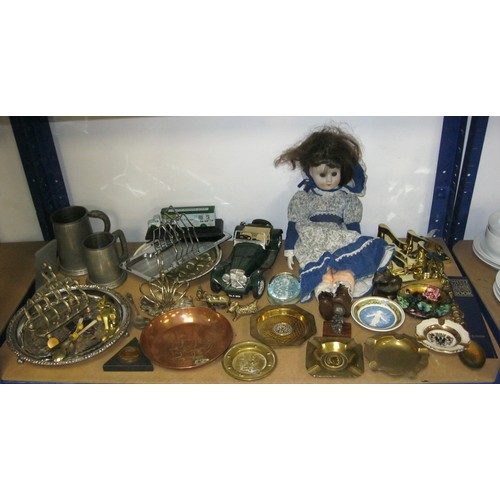 76 - A tray of assorted items, Burago model Jaguar, copper and brass dishes, other metal ware, collector'... 